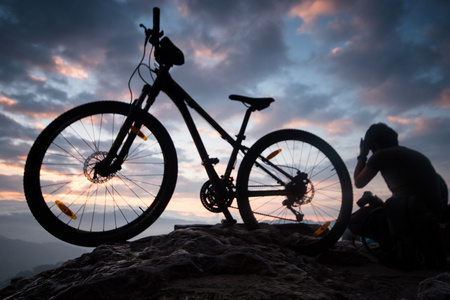 山地自行车在日出