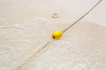 在海滩上的黄色浮标