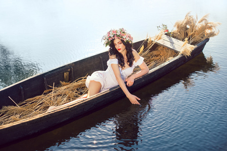 一位漂亮的小姐，躺在小船的幻想艺术写真