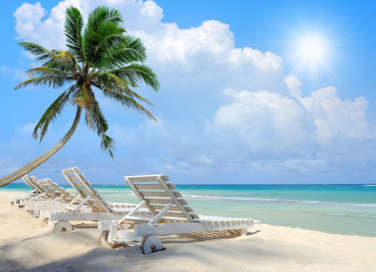 沙滩椅上海滩，蓝色的天空