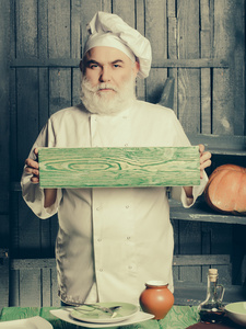 大胡子的厨师用木制板