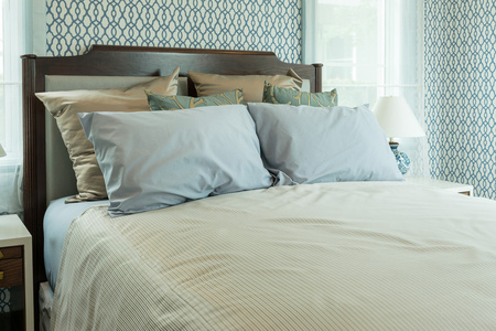 经典风格卧室配蓝色枕头在床上
