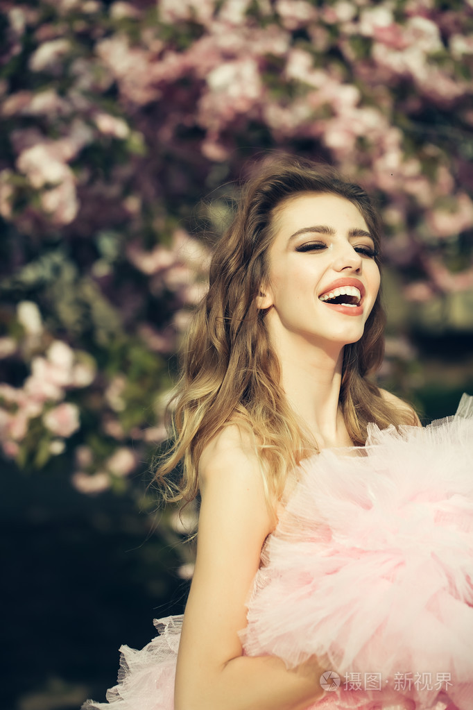 快乐的女孩，在粉红色的花
