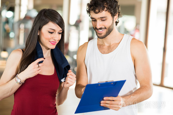 女孩子跟教练说话
