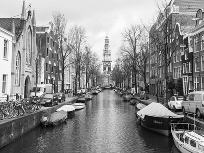 阿姆斯特丹，荷兰在 2016 年 3 月 28 日。典型的城市景观，在春天的下午。通道和 Xvii Xviii 建设基堤上建筑