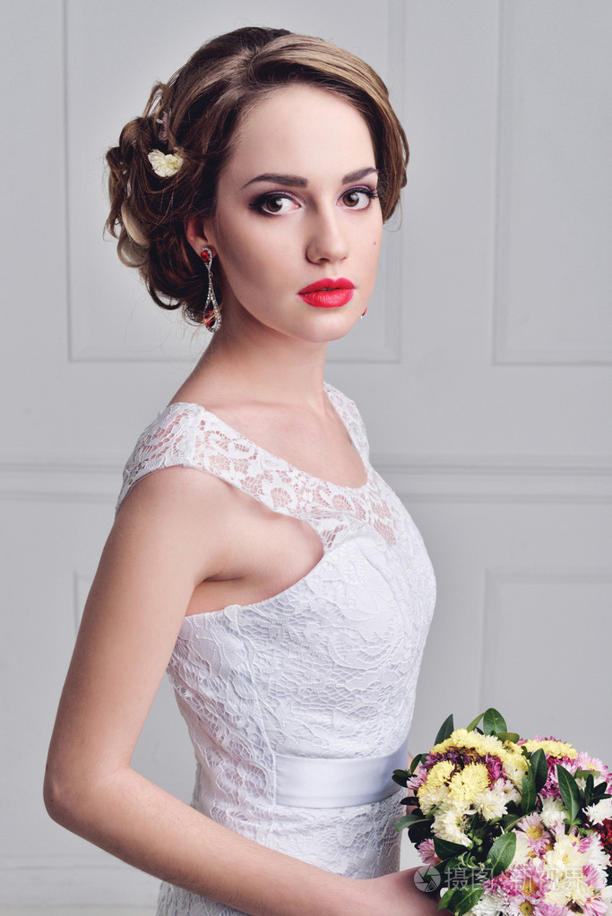 化妆和发型与钻石皇冠, 时尚新娘模型首饰和美丽女孩脸, 艳的美丽新娘