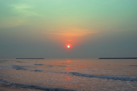 美丽的日出在海