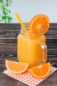 橙色，小叶，果汁。健康的生活方式的概念