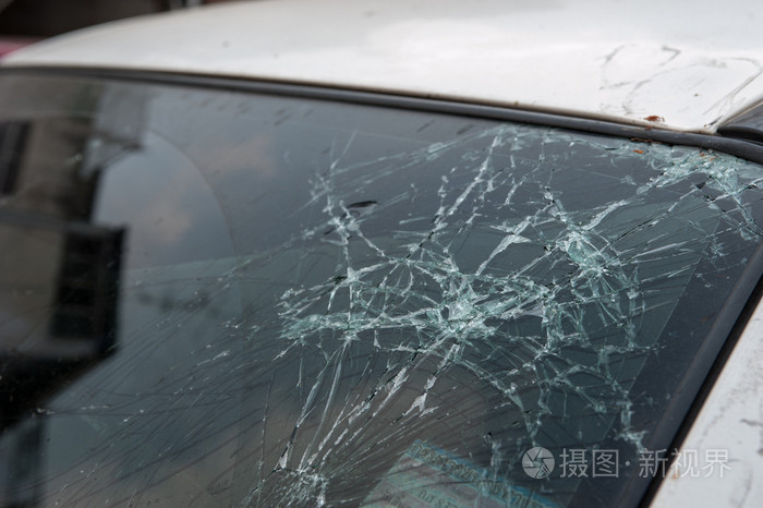 在车祸中破碎的挡风玻璃