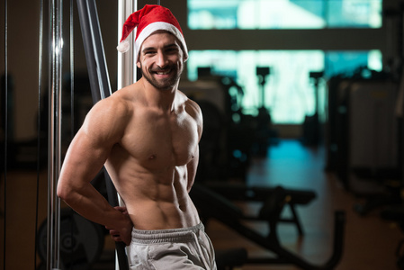 Mscular 圣诞老人在健身房的肖像