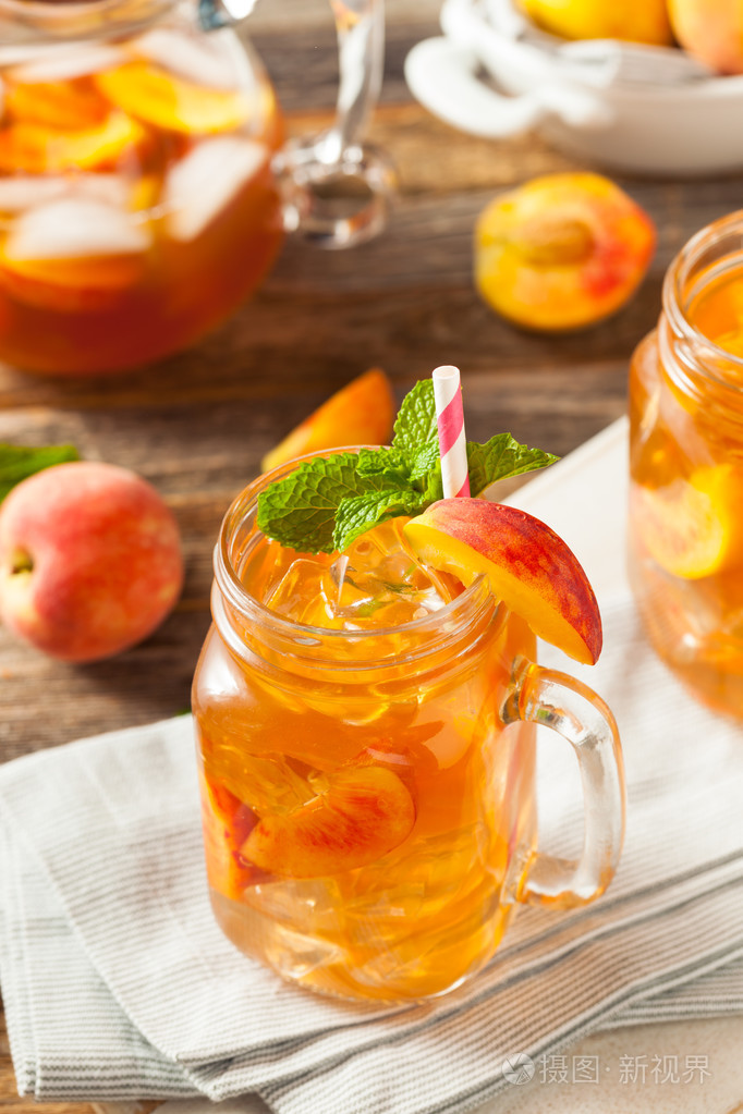 新鲜的自制桃子甜茶