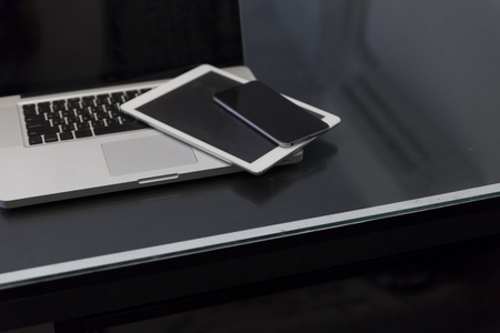 便携式计算机 数字平板电脑和手机上黑色的桌子
