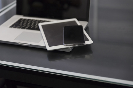 便携式计算机 数字平板电脑和手机上黑色的桌子