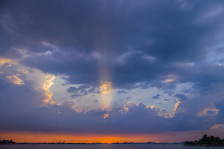 在海上，泰国漂亮的夕阳的天空