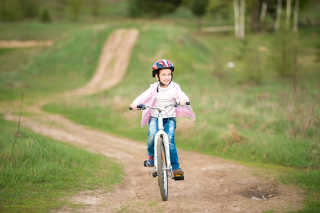 微笑的小女孩骑着一辆自行车
