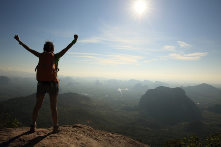 成功的女人的徒步旅行者