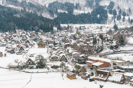 美丽的村庄，在冬天山