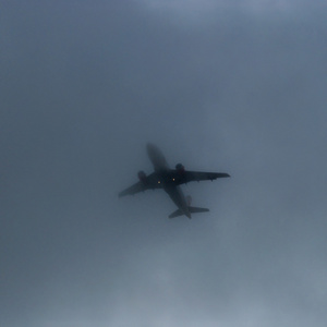 客机在雾中