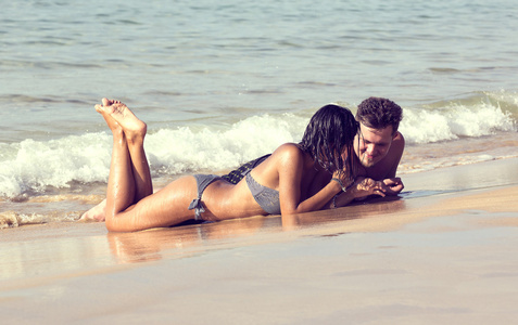 情侣在海滩上的爱