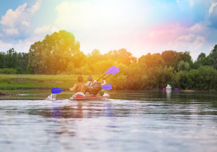 年轻人一条小河在美丽的夏天自然皮划艇