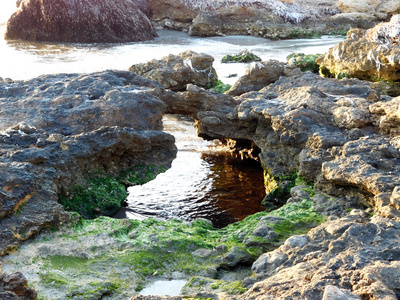 石头和岩石向大海