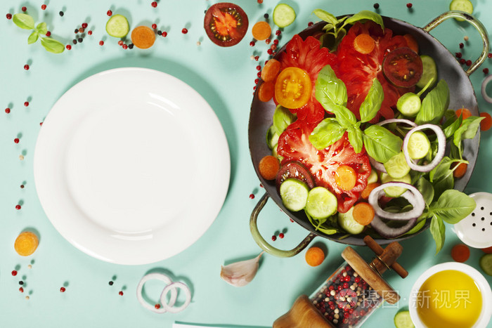 在蓝色背景上的新鲜沙拉