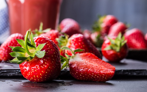 草莓。新鲜的草莓。红色的 strewberry。草莓汁。松散奠定了草莓在不同的位置