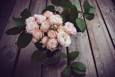新鲜的玫瑰，在木板上的老式束美丽