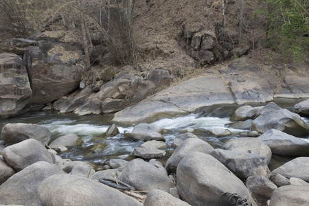 溪水流经小溪中的石头