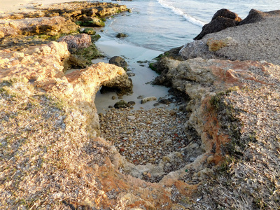 石头和岩石向大海