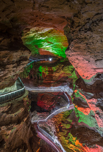 从岩溶芦苇长笛美丽照亮多彩多姿的钟乳石洞穴。中国广西桂林