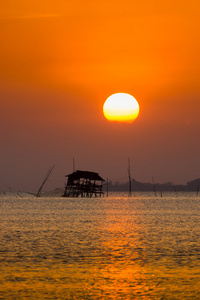 在南部泰国。，聚焦图像的湖上的夕阳的天空