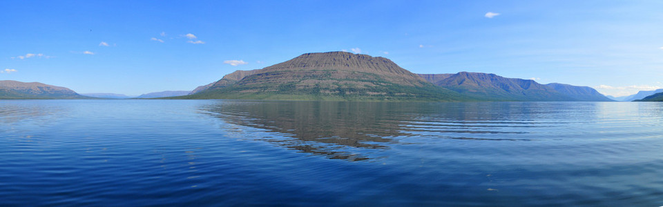 Putorana 高原全景的高山湖泊
