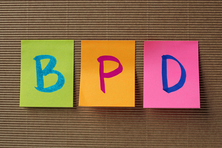bpd (边缘型人格障碍) 多彩的粘滞便笺上的首字母缩写照片