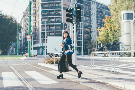 行走在城市户外的女人