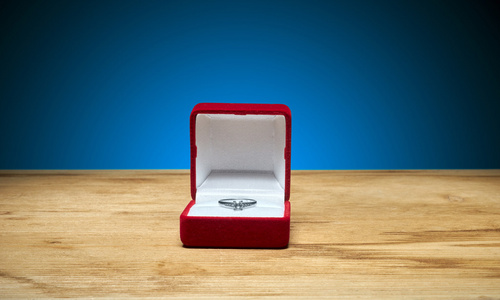 框中的结婚戒指