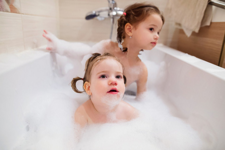 在浴缸里的两个小女孩