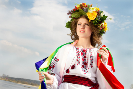 女孩在全国乌克兰服装在河岸边