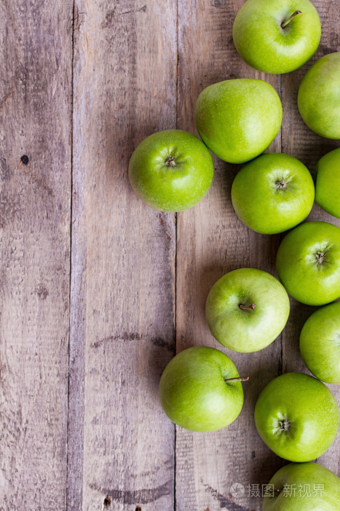 在木头上的青苹果