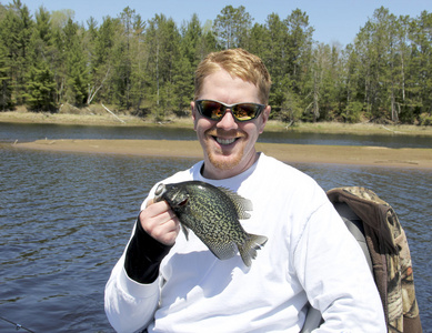 黑色莓鲈翻车鱼图片