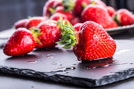 草莓。新鲜的草莓。红色的 strewberry。草莓汁。松散奠定了草莓在不同的位置