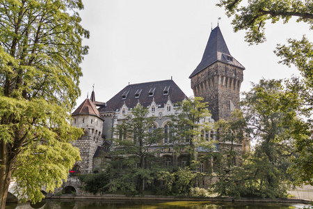 沃伊达奇城堡在匈牙利首都布达佩斯城市公园