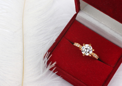 在礼品盒上白色镶钻首饰结婚戒指