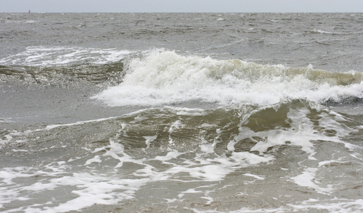 在海滩冲浪