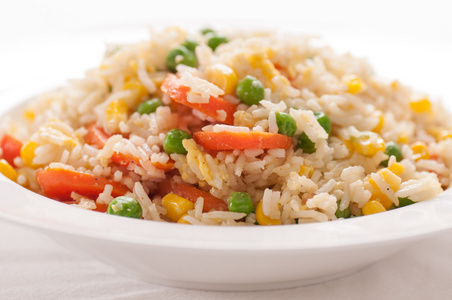 蔬菜的素食炒饭照片