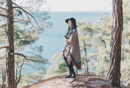 美丽的女人雨披户外