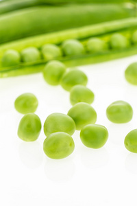 新鲜的绿色豌豆特写，白色背景上