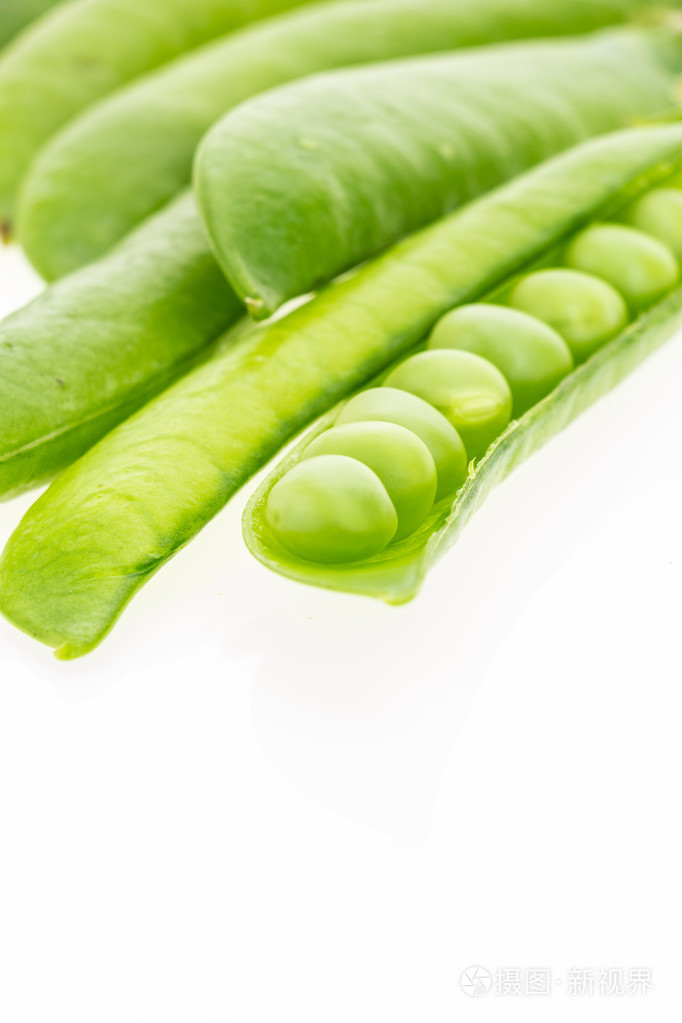 新鲜的绿色豌豆荚与副本空间的白色背景上