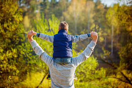 豪猪回来查看回来查看的父亲他的儿子在性质上的肩上照片