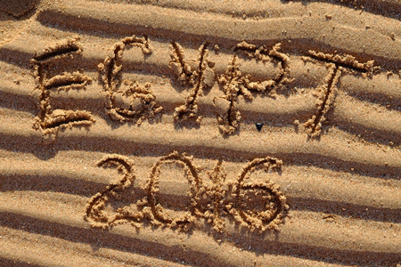 埃及2016年在海滩上的原始沙子上写的文字